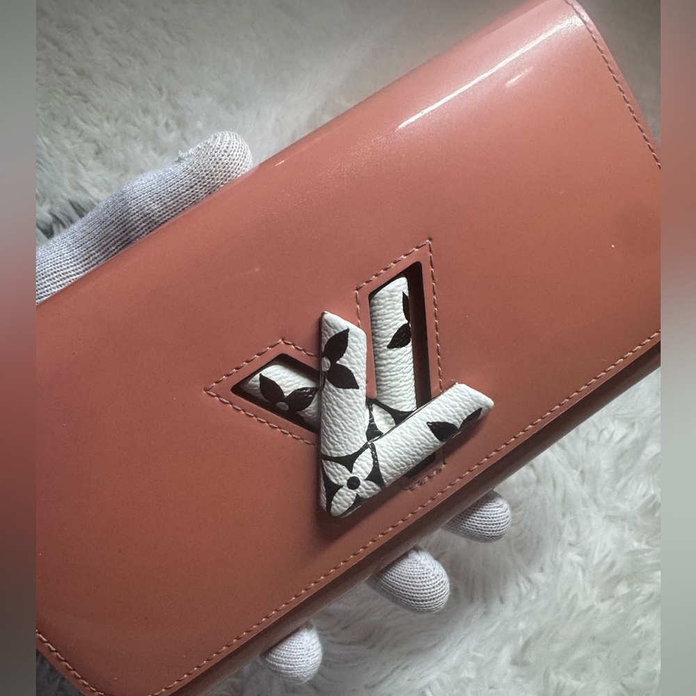 Louis Vuitton Limited Edition Twist Wallet in Patent Leather